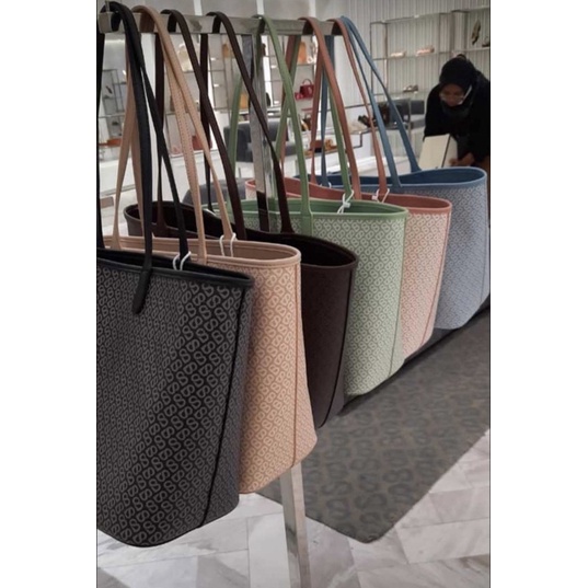 READY STOCK IZZY CANVAS TOTEBAG BUTTONSCARVES