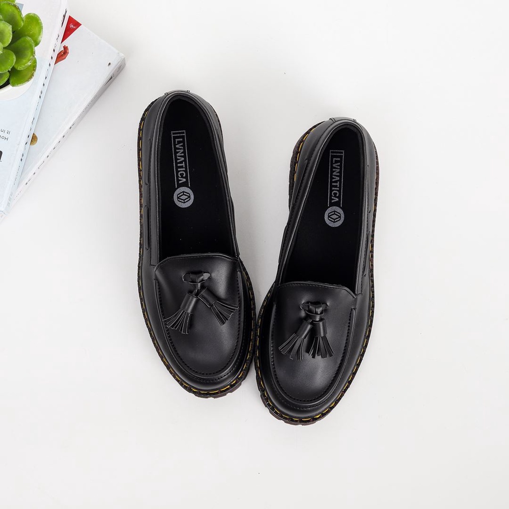 LEON BLACK ORIGINAL x LVNATICA Sepatu Loafers Hitam Pria Slip On Formal Casual Kerja Kantor Slop Resmi Kantoran Pesta Wedding Kondangan Nikah Selop Jalan Santai Hangout Kuliah Modern Penny Loafer Semi Kulit Premium Footwear Keren Terbaru Kekinian Branded
