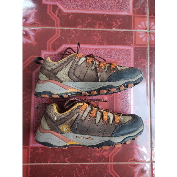 SEPATU GUNUNG MERREL-SECOND(SIZE 38.5)