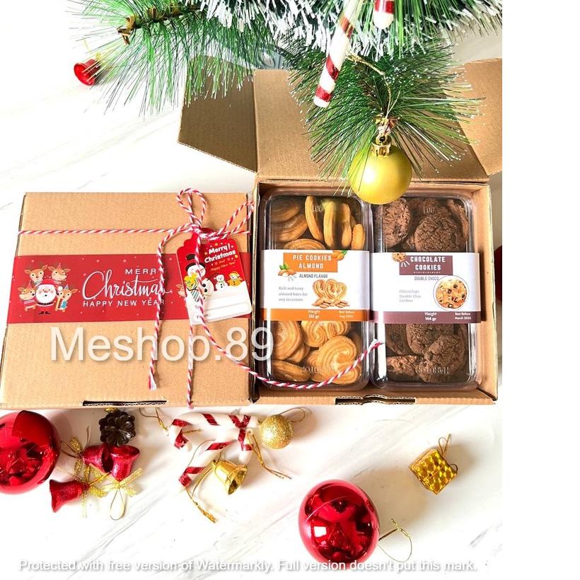 

Harga Terjangkau ✢ HAMPERS PARCEL NATAL PRREMIUM | KADO HAMPERS CHRISTMAS ISI 2 JAR BESAR SPESIAL COOKIES DOUBLE CHOCOLATE DAN ALMOND COOKIES FREE PACKING BUBLEWRAP TEBAL PREMIUM 2!