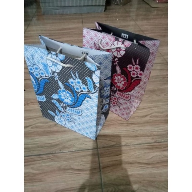 

PAPER BAG WK MOTIF 2 WARNA UK P20 X L 11 X T 25 TAS KERTAS MOTIF TERMURAH