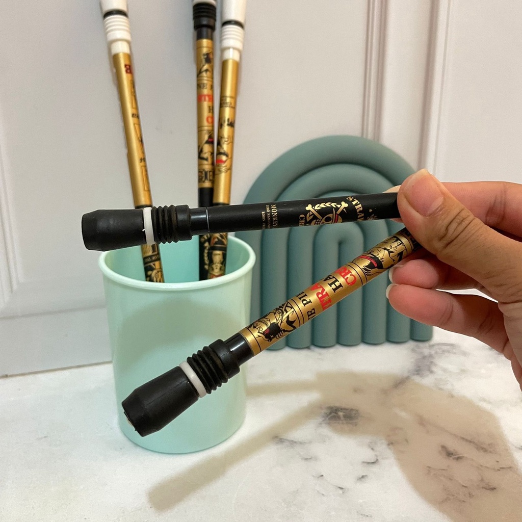 

PULPEN PUTAR MAGNET ONE PIECE GOLD EDITION BISA DI BELAH 2 HARGA MURAH PEN PUTAR TONGKAT KARAKTER ONEPIECE SPESIAL READY 2 WARNA HITAM DAN PUTIH BISA GROSIR DAN COD