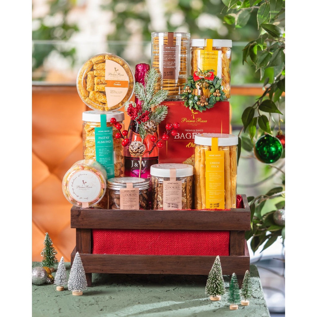 

READY CIKARANG 02 NOV 2024 - PRIMA RASA BANDUNG HAMPERS B PARCEL NATAL CHRISTMAS NEW YEAR LIMITED EDITION 2022 GIFT BOX PRIMARASA OLEH OLEH BANDUNG VIRAL SALE PROMO PAKET HADIAH BOLU CAKE LEGIT PIA ROTI PIE COOKIES PASTRY LAPIS BIRTHDAY CAKE KUE ULANG TAH