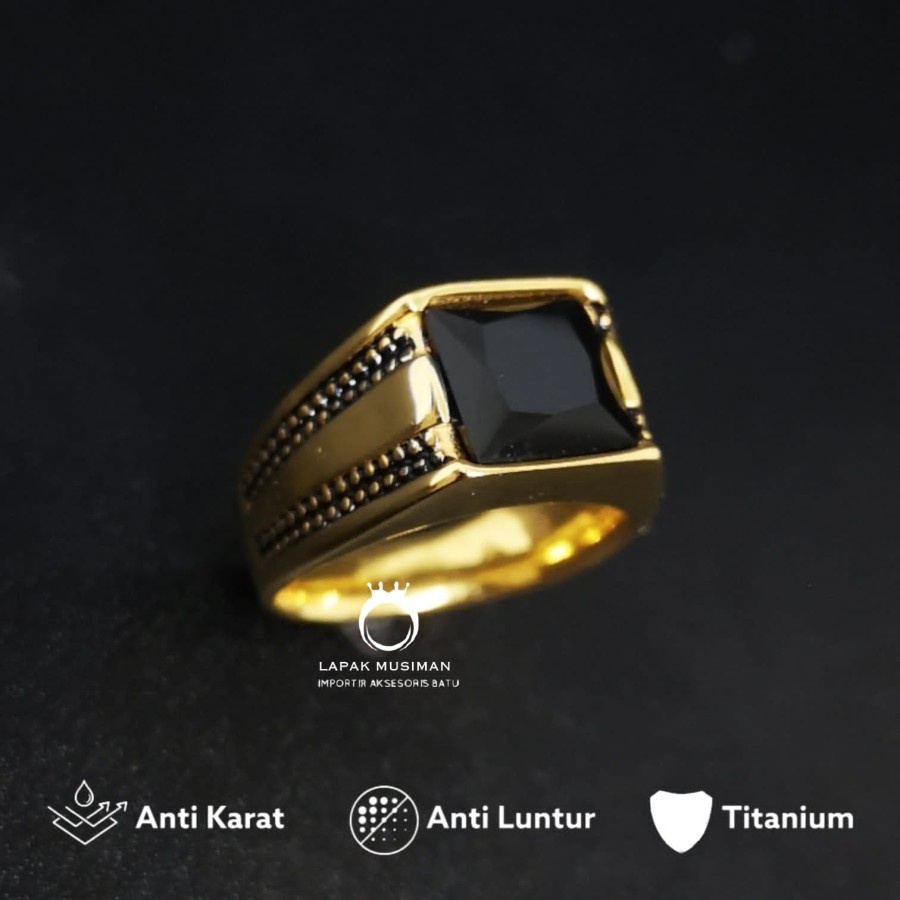 [Bayar Di Tempat] Cincin Pria Titanium Gold Anti Karat Kualitas Super Batu Permata LT01