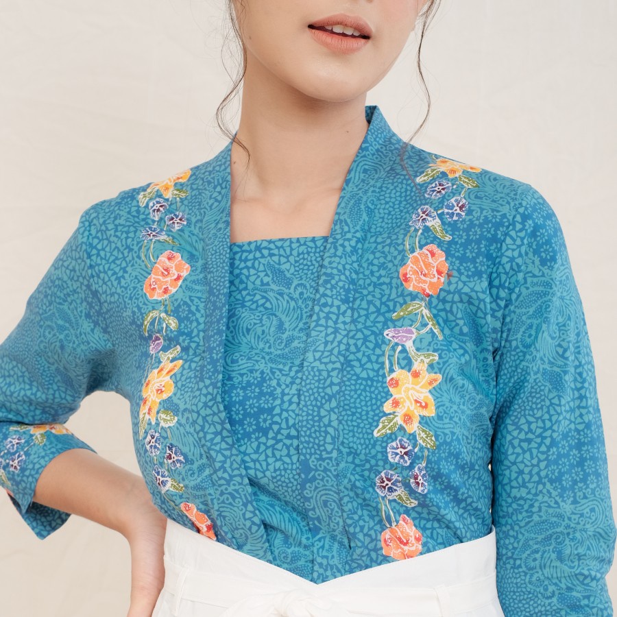 Kebaya Encim Batik Tanahan Lengan 7/8 Meradelima Biru