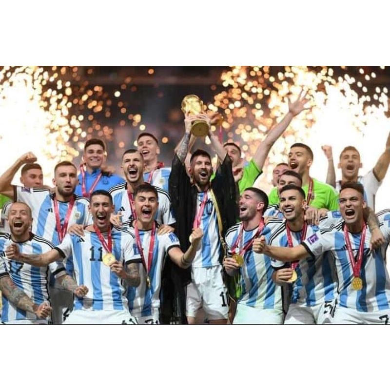 KAOS/JERSEY ARGENTINA HOME JUARA WORLD CUP QATAR 2022 (LIONEL MESSI)