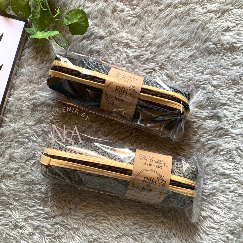 

SOUVENIR TEMPAT PENSIL 19 x 7 cm / SOUVENIR DOMPET PANJANG BATIK MURAH