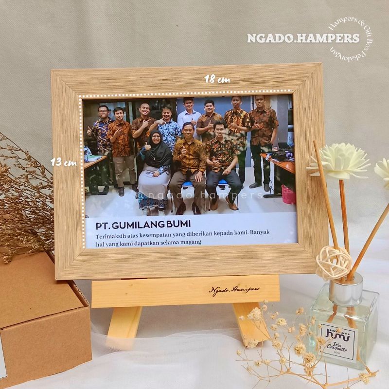 

Hadiah Kado Kenang Kenangan Perpisahan Kantor PKL tempat Magang Untuk Guru Bingkai Foto Aesthetic