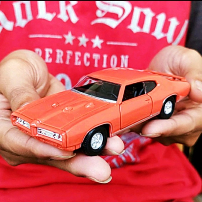 diecast miniatur mobil klasik Pontiac GTO 1969 welly