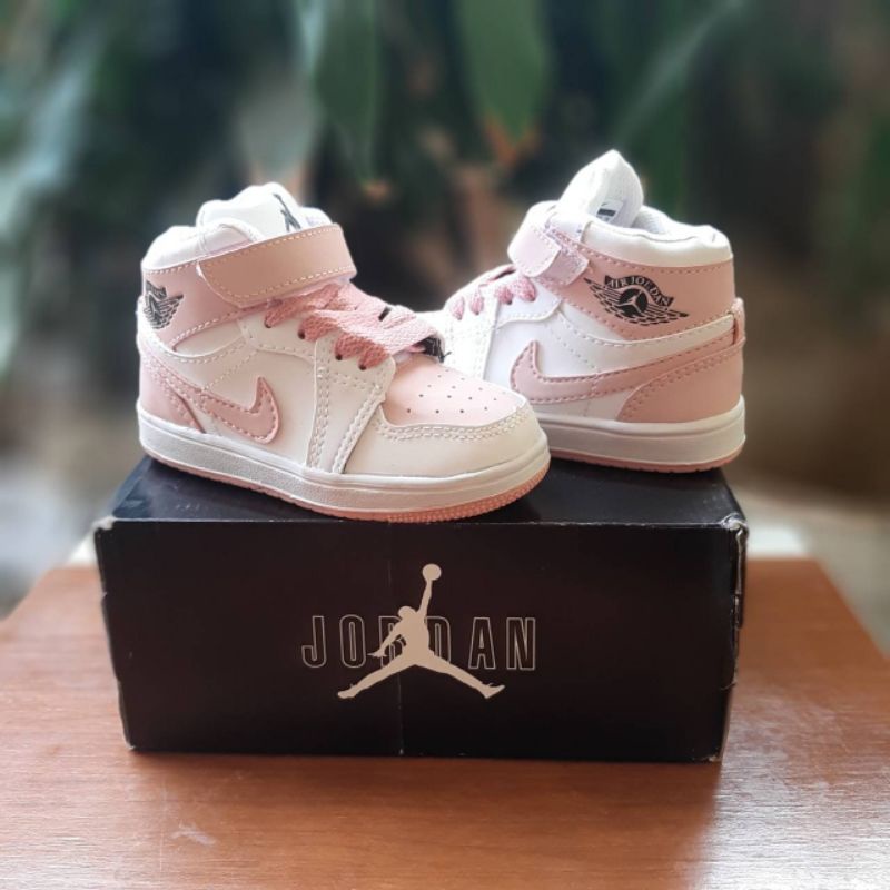 Sepatu Sneakers Anak Perempuan Terbaru