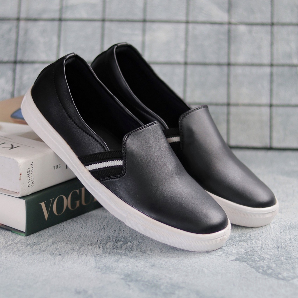 MOLK Sepatu Slip On Casual Pria Asli Original Sepatu Slop Pria Keren Trendy Kekinian Main Gaya Laki