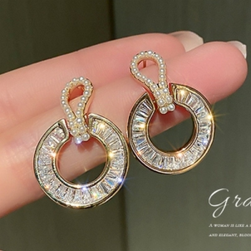 S925 Anting Mutiara Bulat Dengan Jarum Perak Dan Berlian Perempuan Menghiasi Temperamen Sederhana Korea Dan Anting Angin Dingin Bermutu Tinggi.