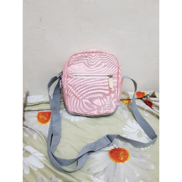 tas selempang  fila original untuk cewek butuh cuci