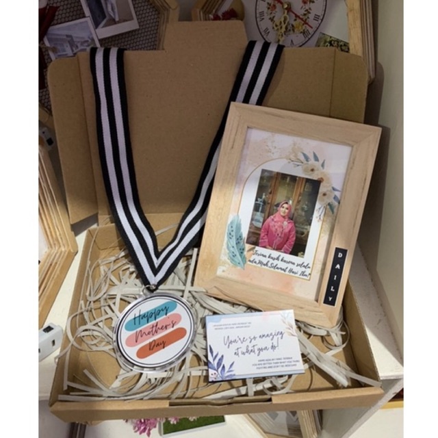 

(CUSTOM) SPESIAL VALENTINE DAY Paket gifts Frame 4r + Medali custom+ free box pita/hadiah hari ibu/frame mini 4r/mother’s day/custom foto/hadiah custom/figura custom