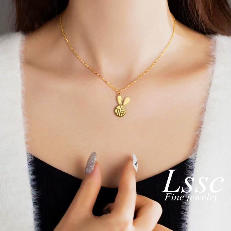 Kalung Titanium Wanita Kelinci Lucu 'Fu' Keberuntungan Emas 18K Anti Karat Aksesoris Fashion