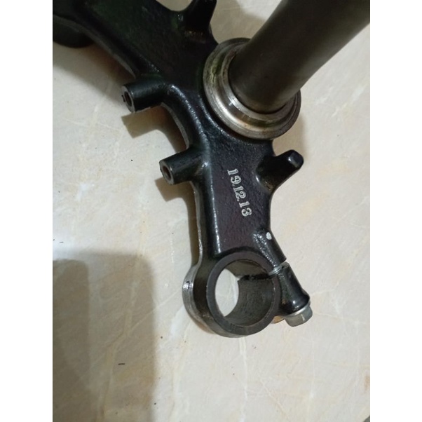 SEGITIGA BAWAH SHOCKBREAKER DEPAN FU 150 2008 2014 KUMPLIT BAUD RING KOMSTIR ORIGINAL