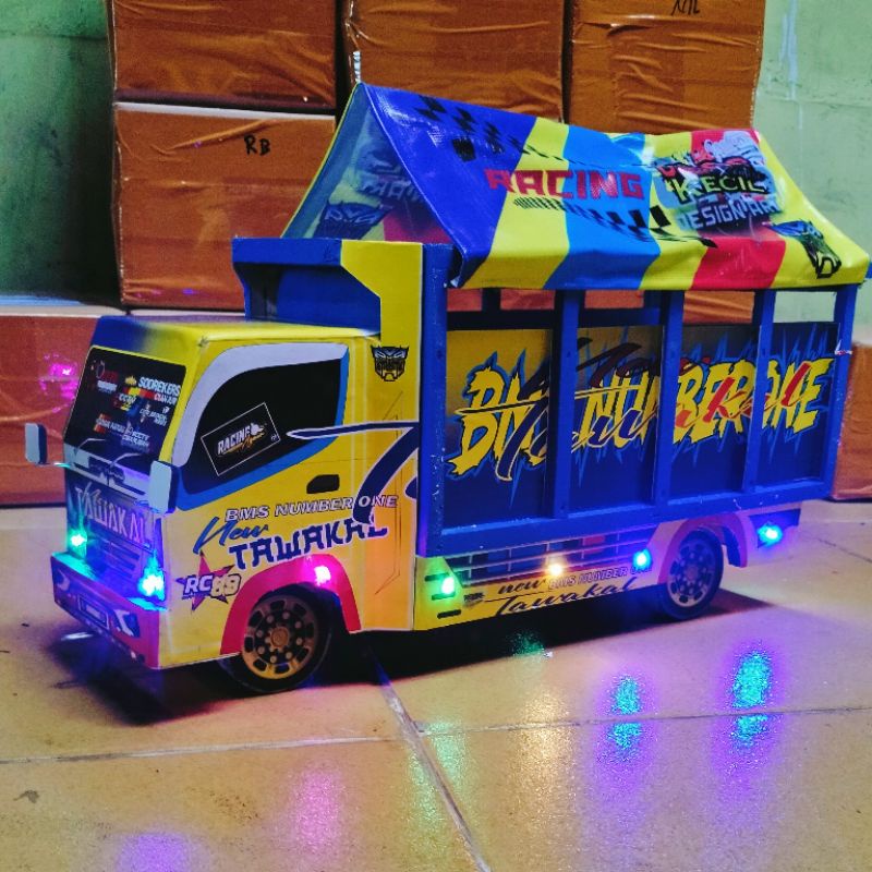 miniatur Truk Oleng jumbo kayu ukuran P43CM bisa request foto dan nama di pintu belakang aja dan pintu belakang bisa di buka