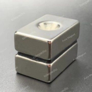 

MAGNET NEODYMIUM N52 30X20X10MM ( HOLE 5 / 10 MM )