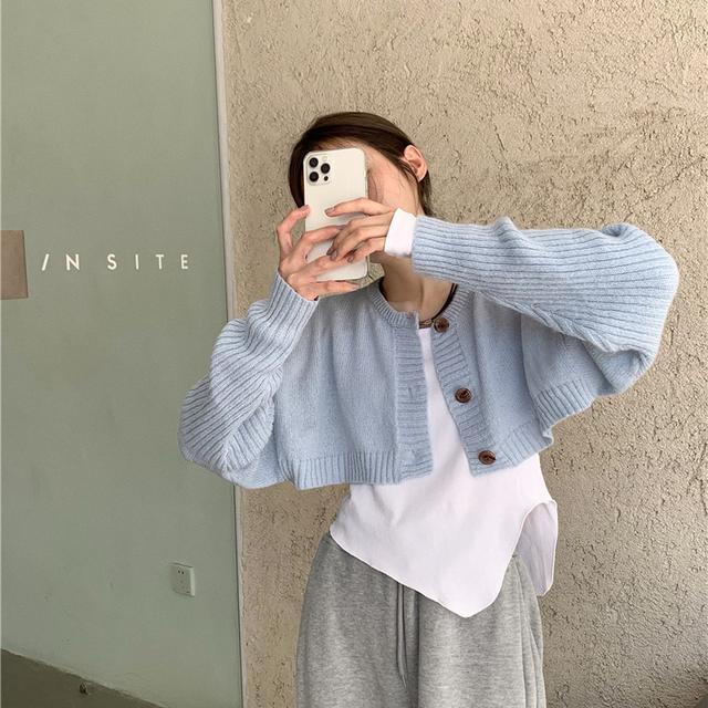 Suhao Biru Muda Pendek Rajutan Cardigan Wanita Musim Semi One-Piece Jepang Lembut Pria Kecil Memakai Atasan Lengan Panjang