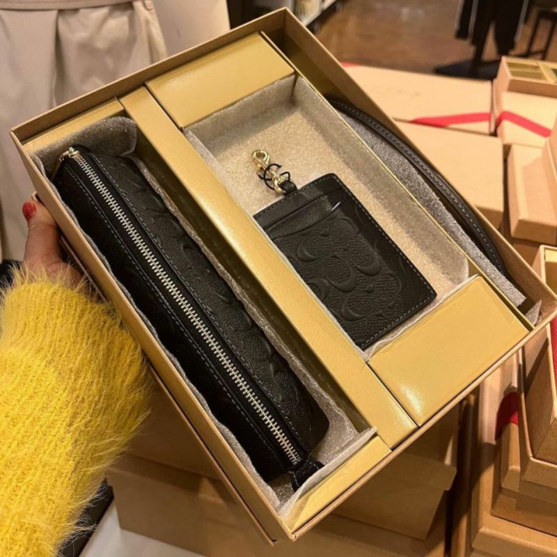 

COACH BOX SET PENCIL CASE + LANYARD