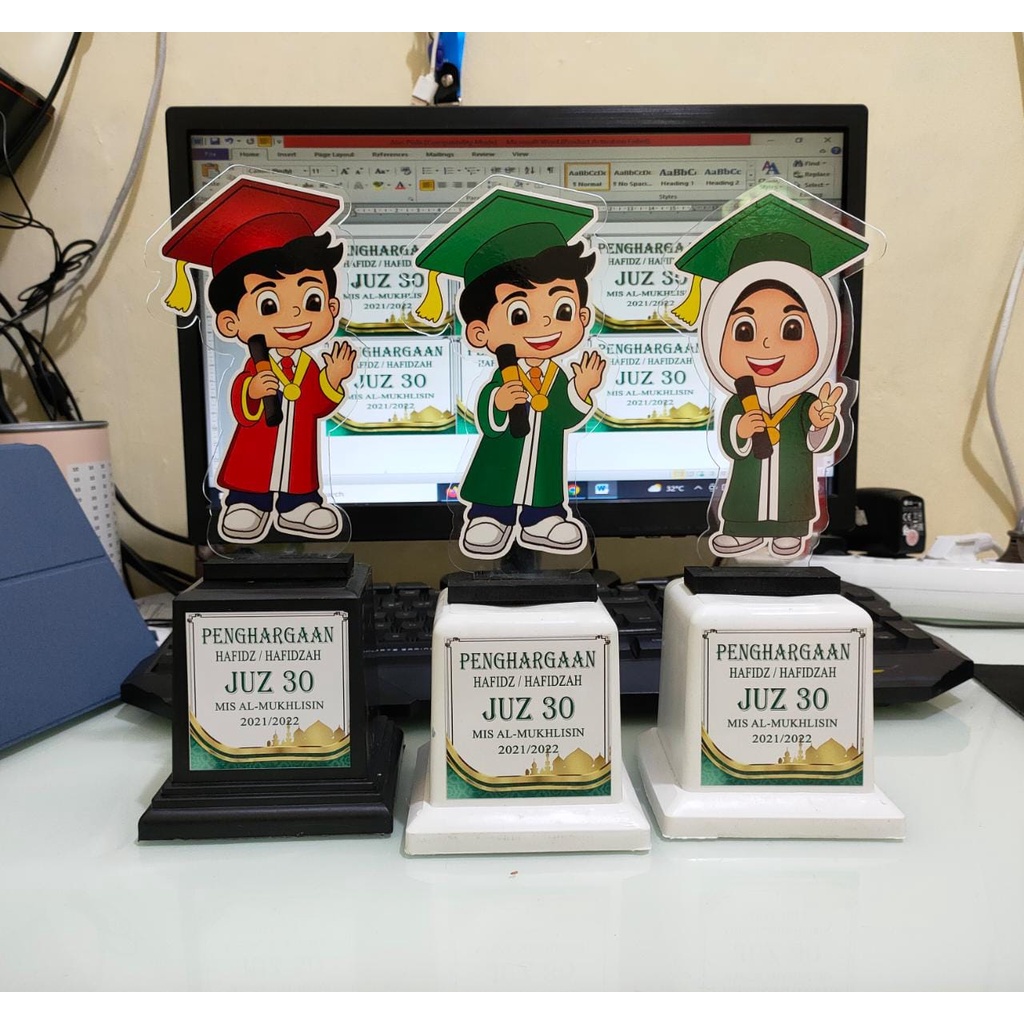 

Paket Lengkap Piala Wisuda Akrilik / Plakat Wisuda Paud TK SD Hafiz