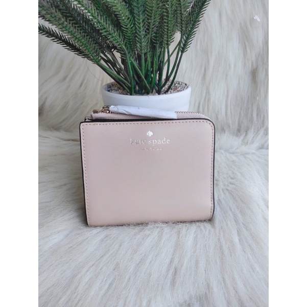 Dompet Kate Spade New York Cameron L-Zip Bifold Wallet Warm Beige Black, Small