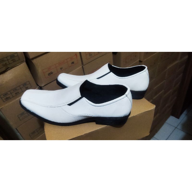 Sepatu pantofel putih semi kulit