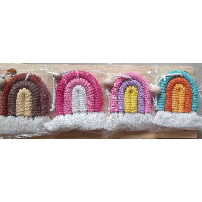 gantungan kunci Rainbow ( Macrame Rainbow ) pilih warna yg kamu suka.