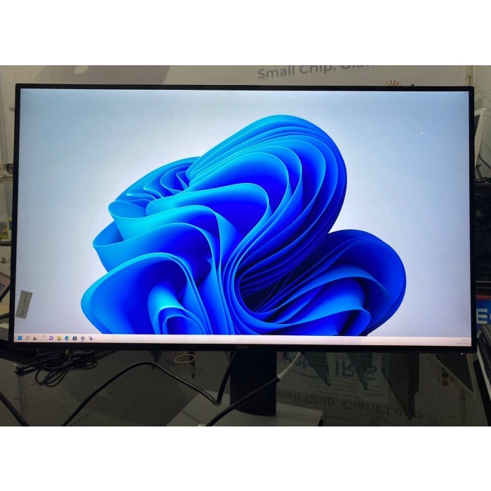 Monitor Led Dell U2718Q -27 Inch- Port Lengkap- Resolusi 3840 x 2160