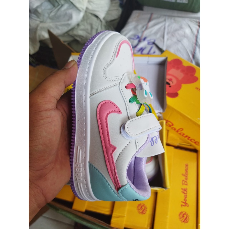 Sepatu sneaker anak perempuan fashion import aksesoris boneka C5186-1 (26-37) Terbaru