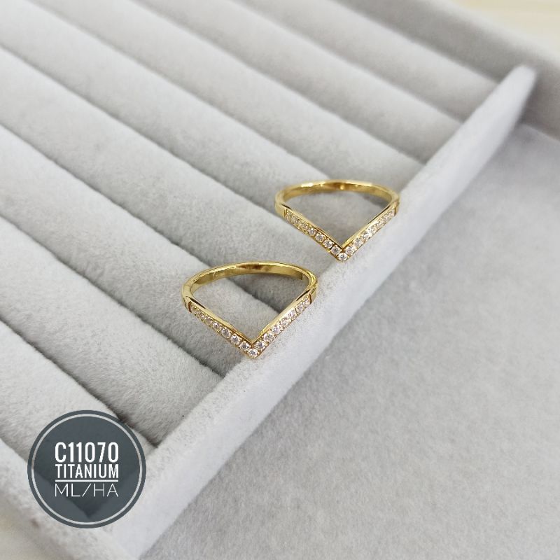 Cincin Titanium Fuji Zircon Gold C11070
