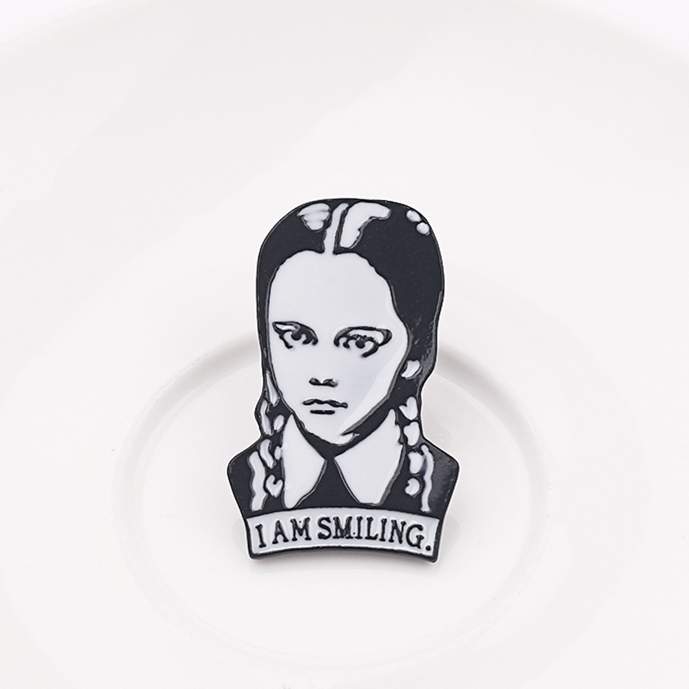 Rabu Addams I AM SMILING Girl Enamel Pin Komik Bros Lencana Kerah Lapel Pin Mantel Pakaian Dekor