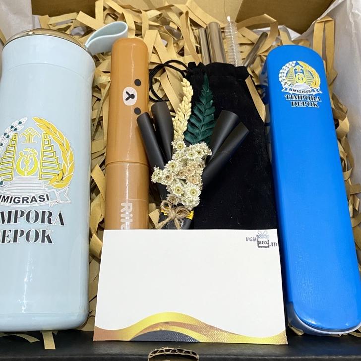 

Hampers Kado Wisuda Kado Cewe Kado Cowo Kado Ulang Tahun Merchandise Seminar Kit Gift Box Souvenir Wedding Souvenir Perusahaan Souvenir Acara Kantor / Souvenir Graduation / Bingkisan / Promosi Kantor / Promosi Perusahaan / Souvenir Ulang Tahun