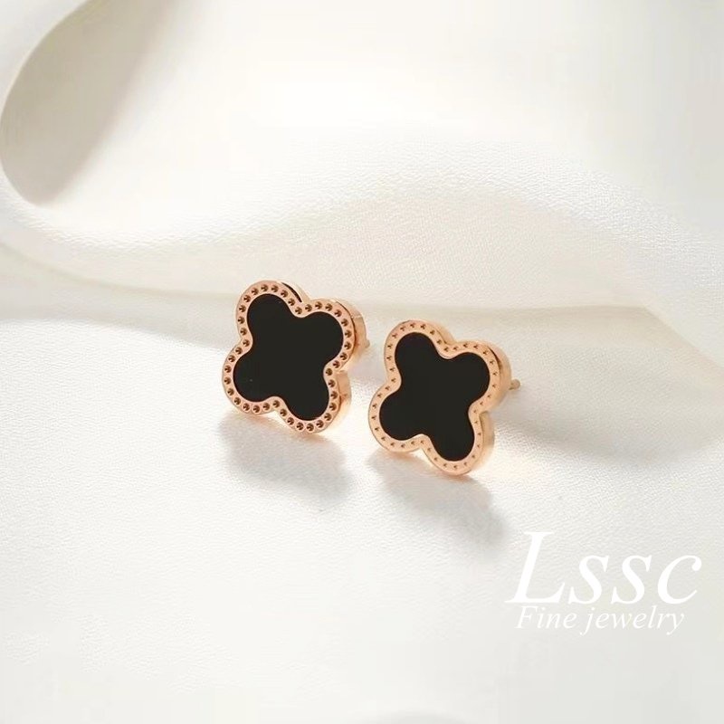 Anting Tusuk Titanium Bunga Clover Keberuntungan Anti Karat Emas 18K Perhiasan Wanita Fashion Korea