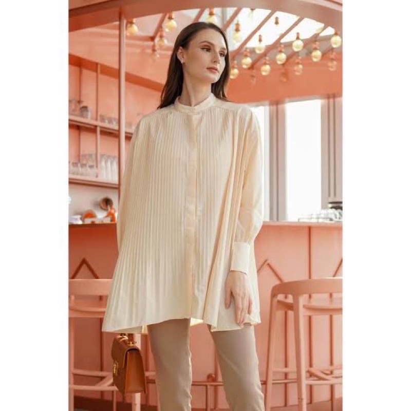 Benang Jarum Buttonscarves Pleated Shirt