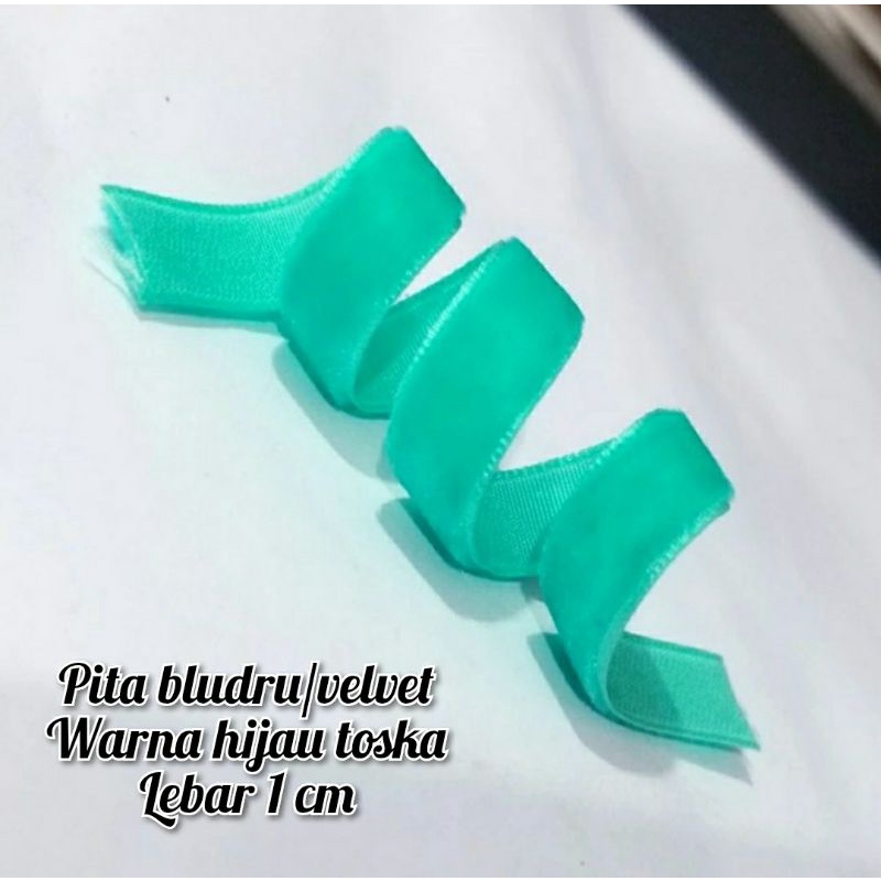 

per rol 15 meter,pita bludru/velvet warna hijau toska lebar 1 cm