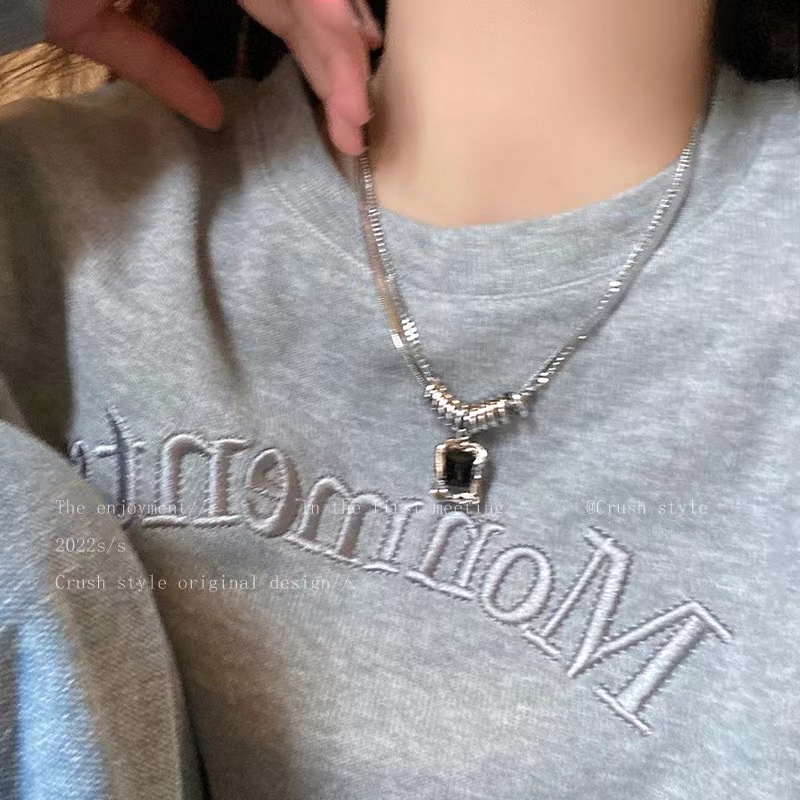 Kalung Rantai Liontin Kristal Zircon Bentuk Kotak Warna Hitam Gaya Vintage Gothic Untuk Wanita