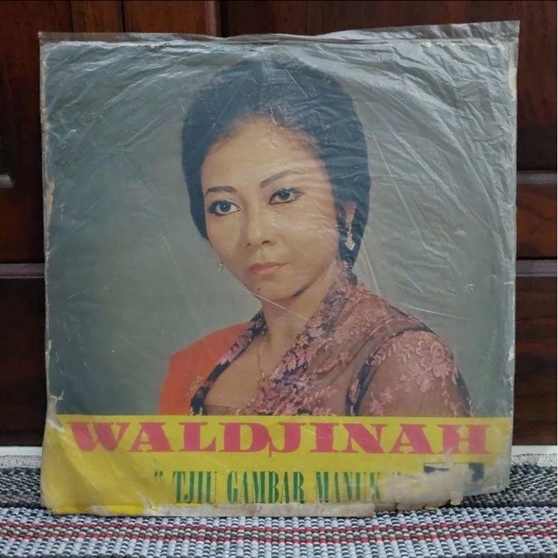 Vinyl Piringan Hitam 12&quot; Waldjinah Tjiu Gambar Manuk Kroncong Waljinah