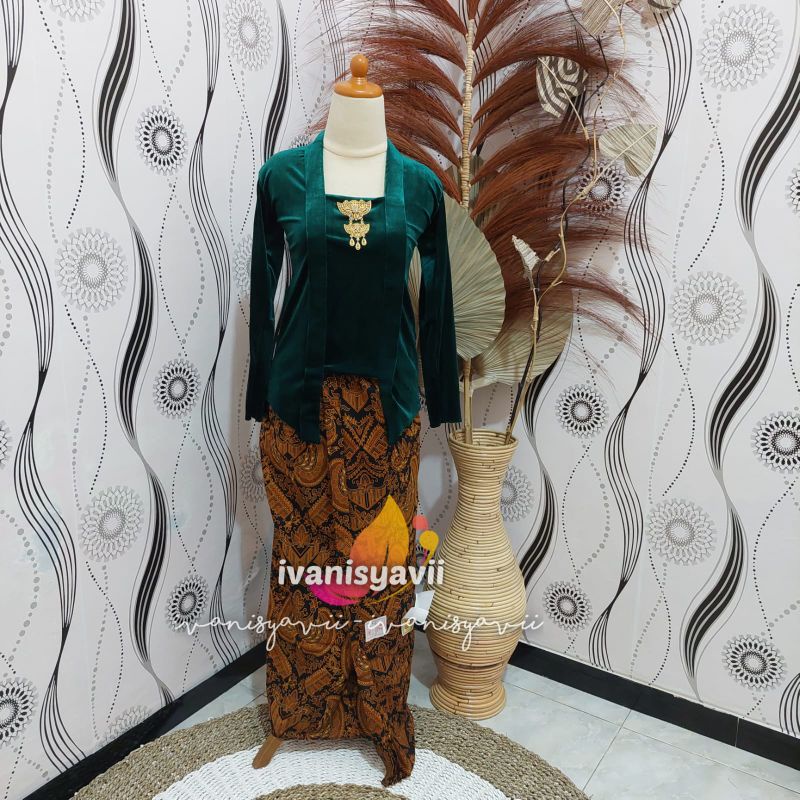 [Couple] Baju Prewedding / Baju Adat Jawa | Gambar Patung - Nuansa Hewes Hijau Botol