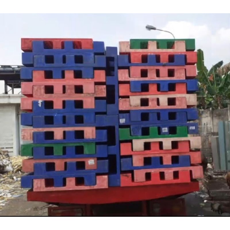 Pallet plastik seacond UK 120x80x15 murah,maximal 3 ton.