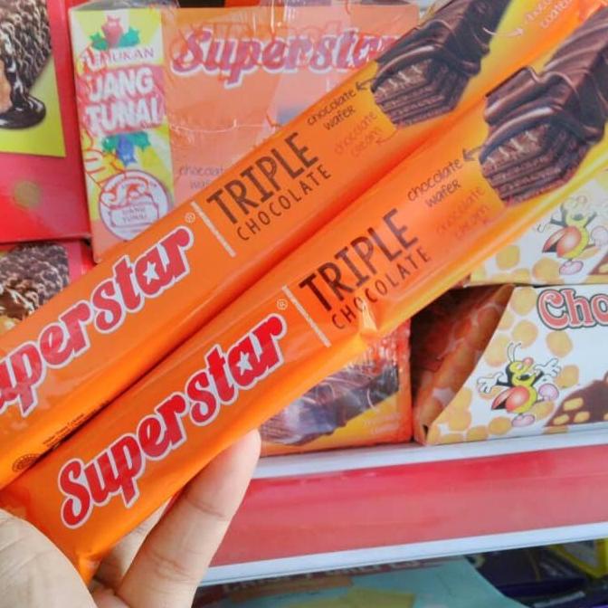 

ㅊ SUPERSTAR WAFER TRIPLE CHOCOLATE SNACK MAKANAN RINGAN BISKUIT KRIM COKLAT (1 BOX ISI 12 PCS) ネ