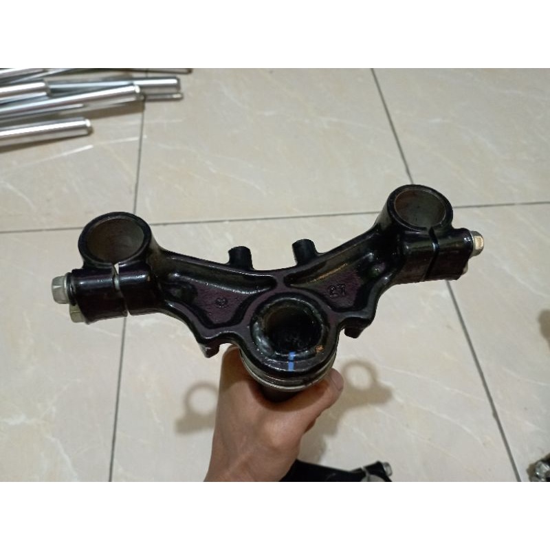 SEGITIGA BAWAH SHOCKBREAKER DEPAN FU 150 2008 2014 KUMPLIT BAUD RING KOMSTIR ORIGINAL