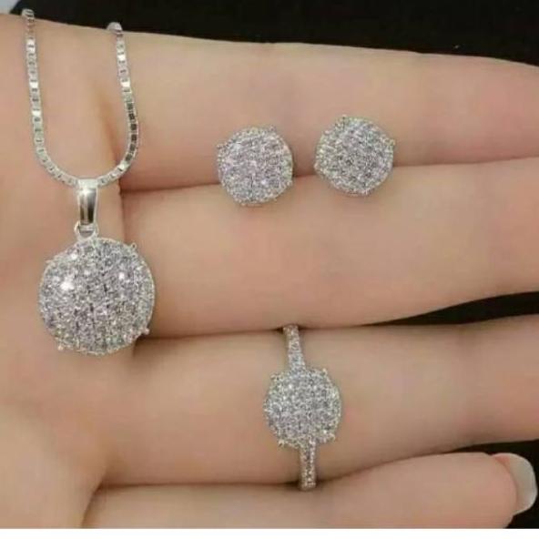 Sekarang Laris Cod/ satu set perhiasan putih titanium