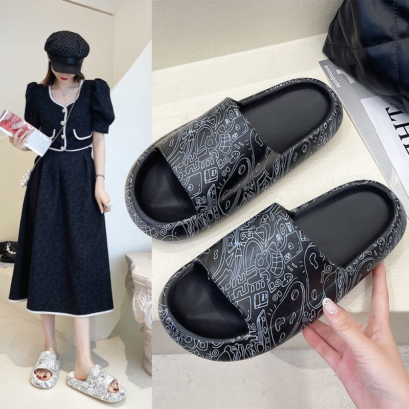 Sandal Jelly Pria Wanita Slip On Anti Licin Sendal Karet Motif Grafiti Beruang Empuk