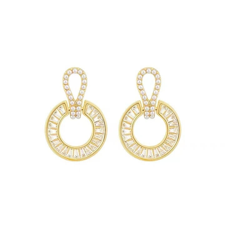 S925 Anting Mutiara Bulat Dengan Jarum Perak Dan Berlian Perempuan Menghiasi Temperamen Sederhana Korea Dan Anting Angin Dingin Bermutu Tinggi.