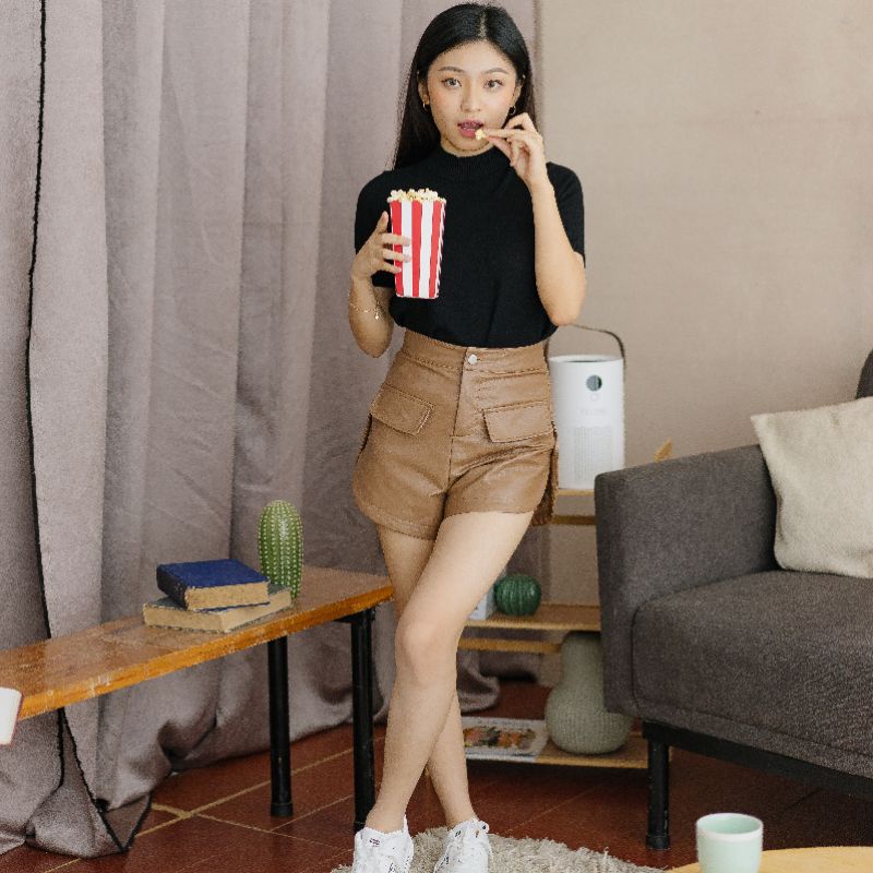 Lasey faux leather short