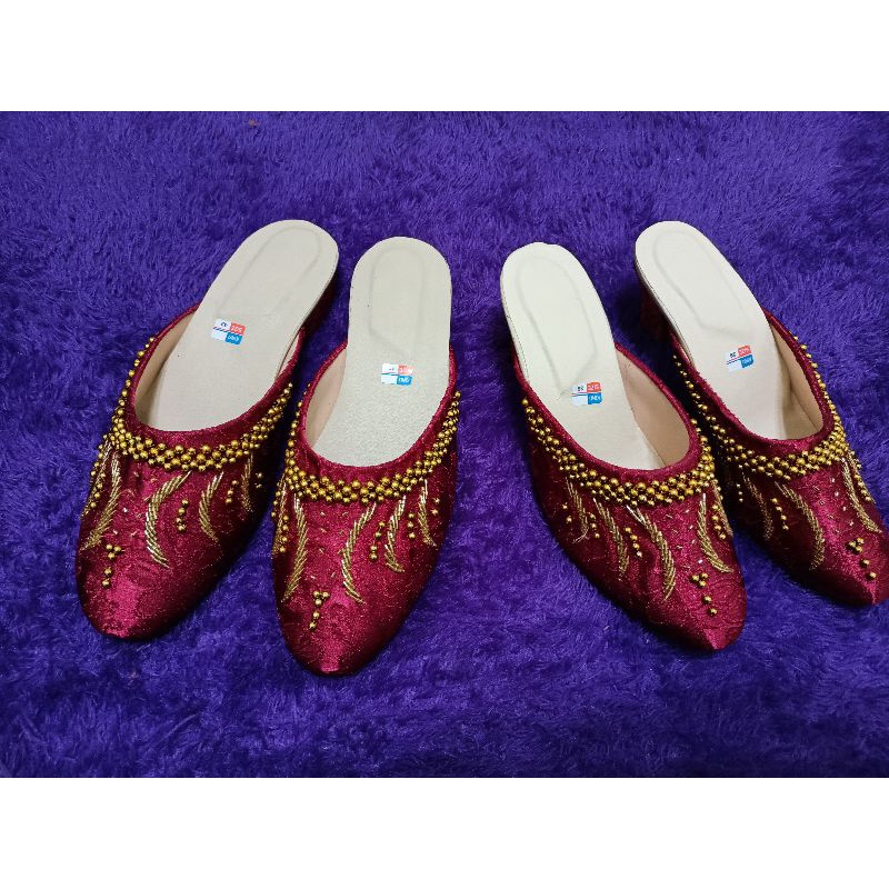 Selop pengantin warna maroon payet gold