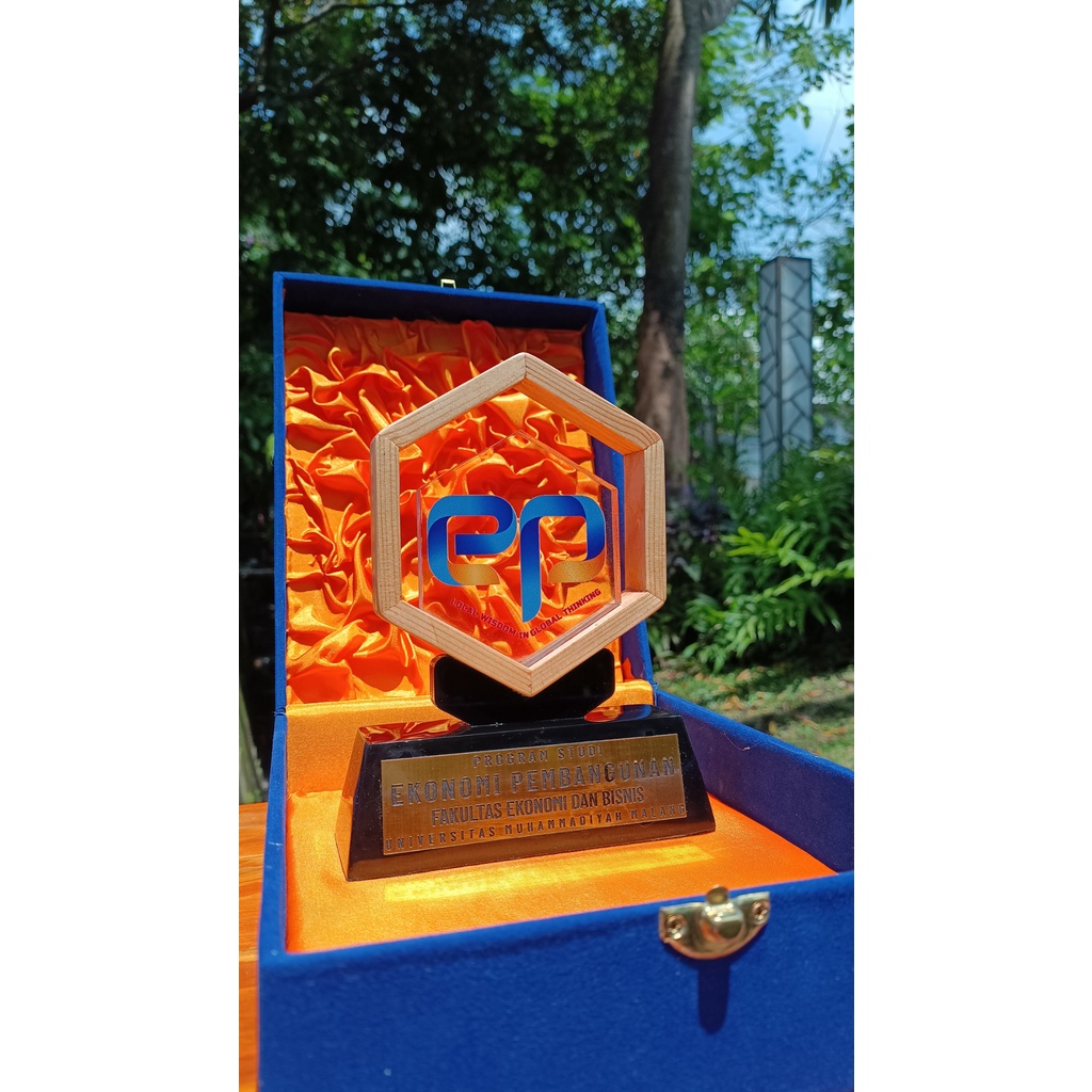 plakat akrilik + kayu jati include dengan box