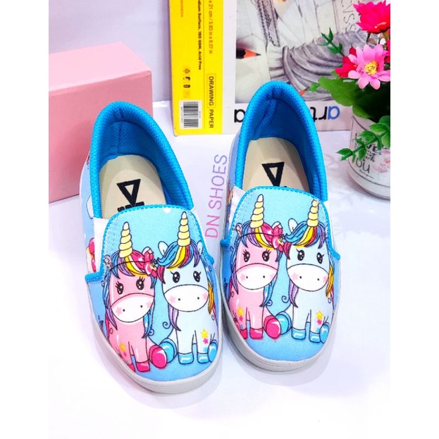 Sepatu Anak Perempuan slip on motif Unicorn Biru murah