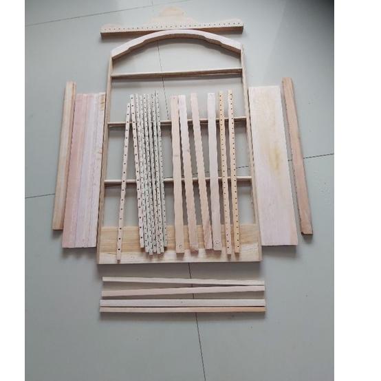 Kejutan Minggu Ini sangkar ambrukan replika raja